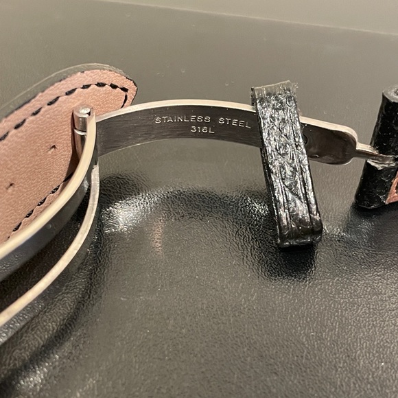 Womens Versace Watch w/ Leather Band - Picture 12 of 12